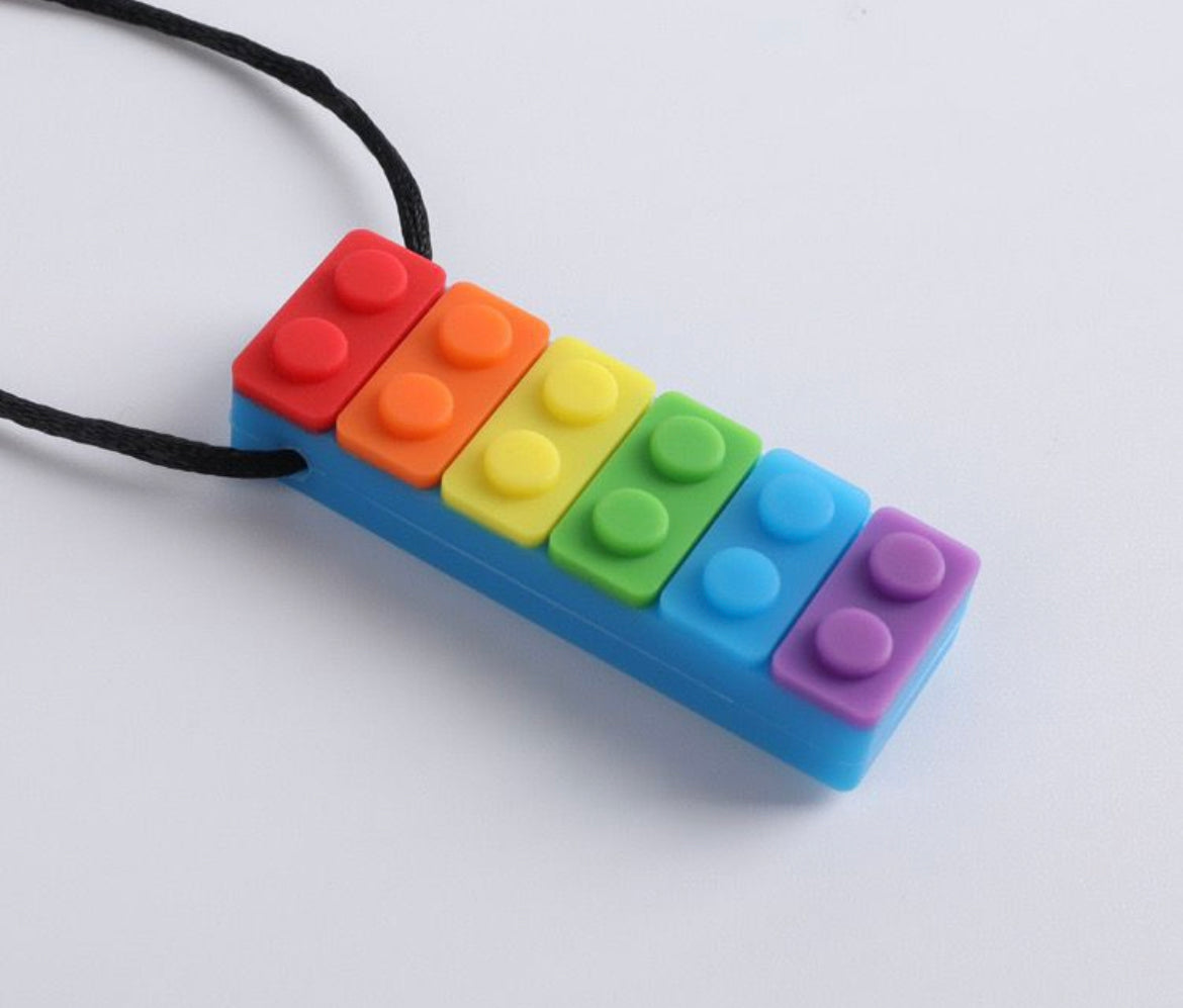 COLLAR MORDEDOR EN FORMA DE LEGO. - Tesoritos Baby